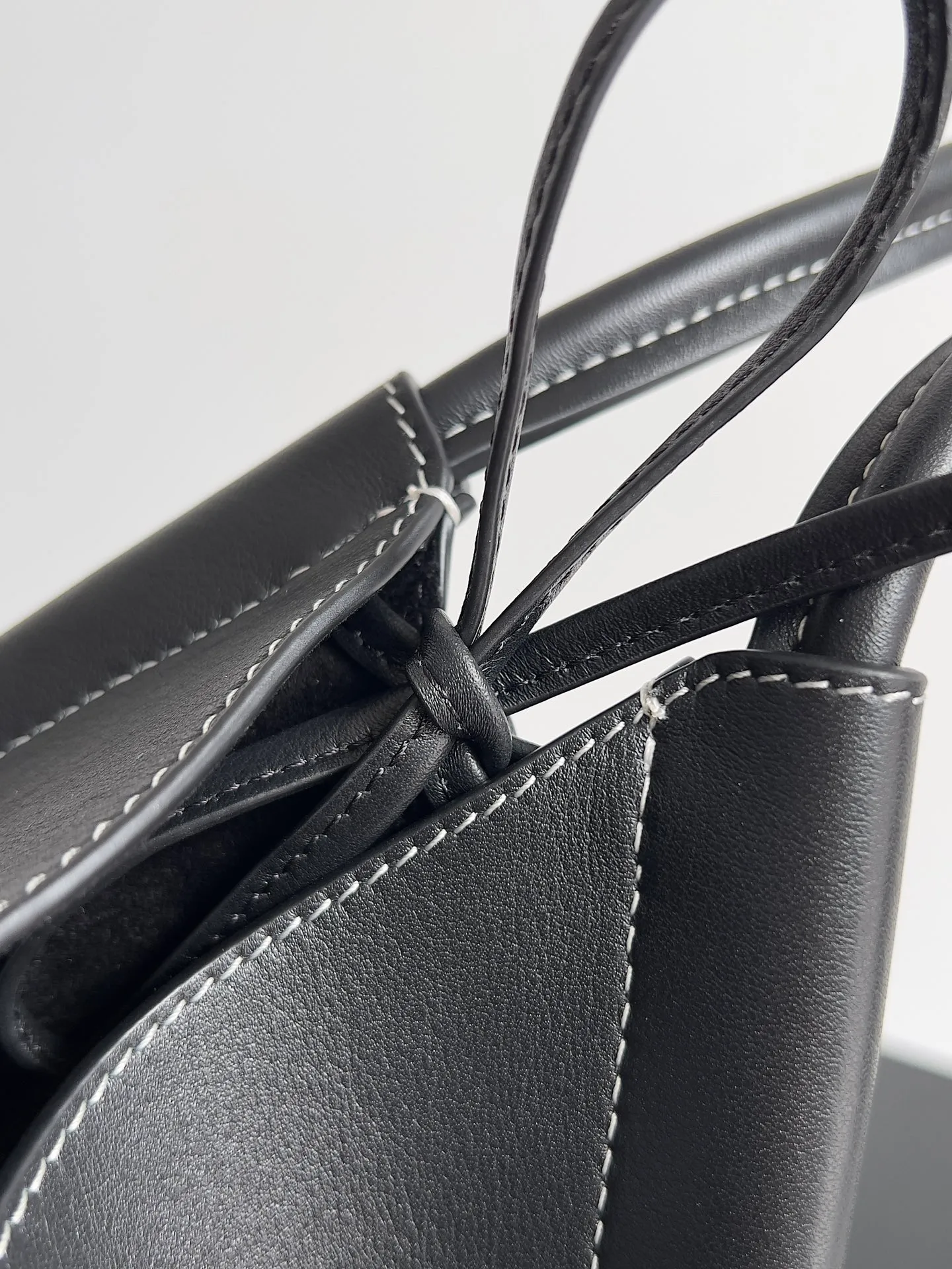 Batch 1720 BOTTEGA VENETA new women's small SOLSTICE shoulder bag. The name is enough, no logo is needed to show personality and high-end texture. Calfskin leather has not been washed, retaining the natural appearance of pure handcrafting and fine texture. Single removable interior zip pocket with leather cord-buckle fastening and suede lining. The style is simple, elegant and high-end, and will be the first choice of many people. Style number: 799522 Size: 30*26*2cm